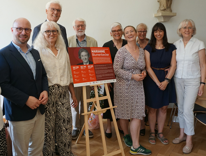 Marianne Blumenbeckers unternehmerisches, gesellschaftspolitisches und kulturelles Engagement würdigten der Bürgermeister Michael Gerdhenrich, unser Vorstandsmitglied Helga Rolf, der ehemalige Stadtdirektor Dr. Peter Paziorek, Ferdinand Voß, ein ehemaliger Abteilungsleiter der FA. Blumenbecker, Gabriele Pollmann vom Frauenrat NRW, Johanna Kettlack vom von der Stiftung bedachten Verein Frauen helfen Frauen, die Nichte Astrid Blumenbecker, Marina Völlmecke, auch Frauen helfen Frauen und unsere Geschäftsführerin Christa Paschert-Engelke.